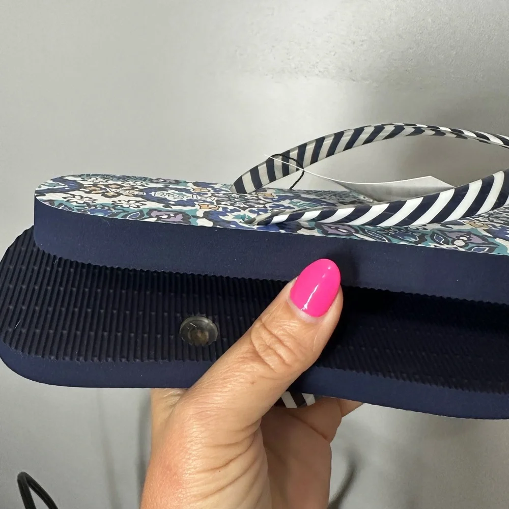 NEW Vera Bradley Flip Flops Size 9-10 Lisbon Medallion Cool‎ Blue - Picture 6 of 6